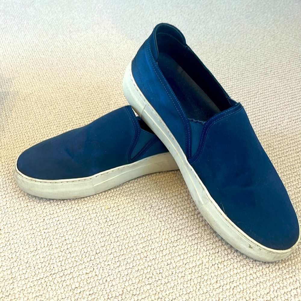 J Brand Slides, navy satin in Size 10-1/2
Lots of wear left!